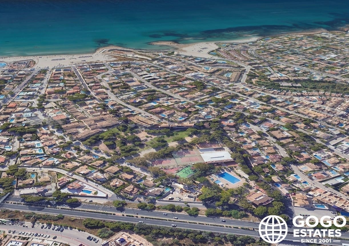 Chalet de 3 habitaciones en La Zenia en venta con piscina - 892.000 € (Ref: 10008691)