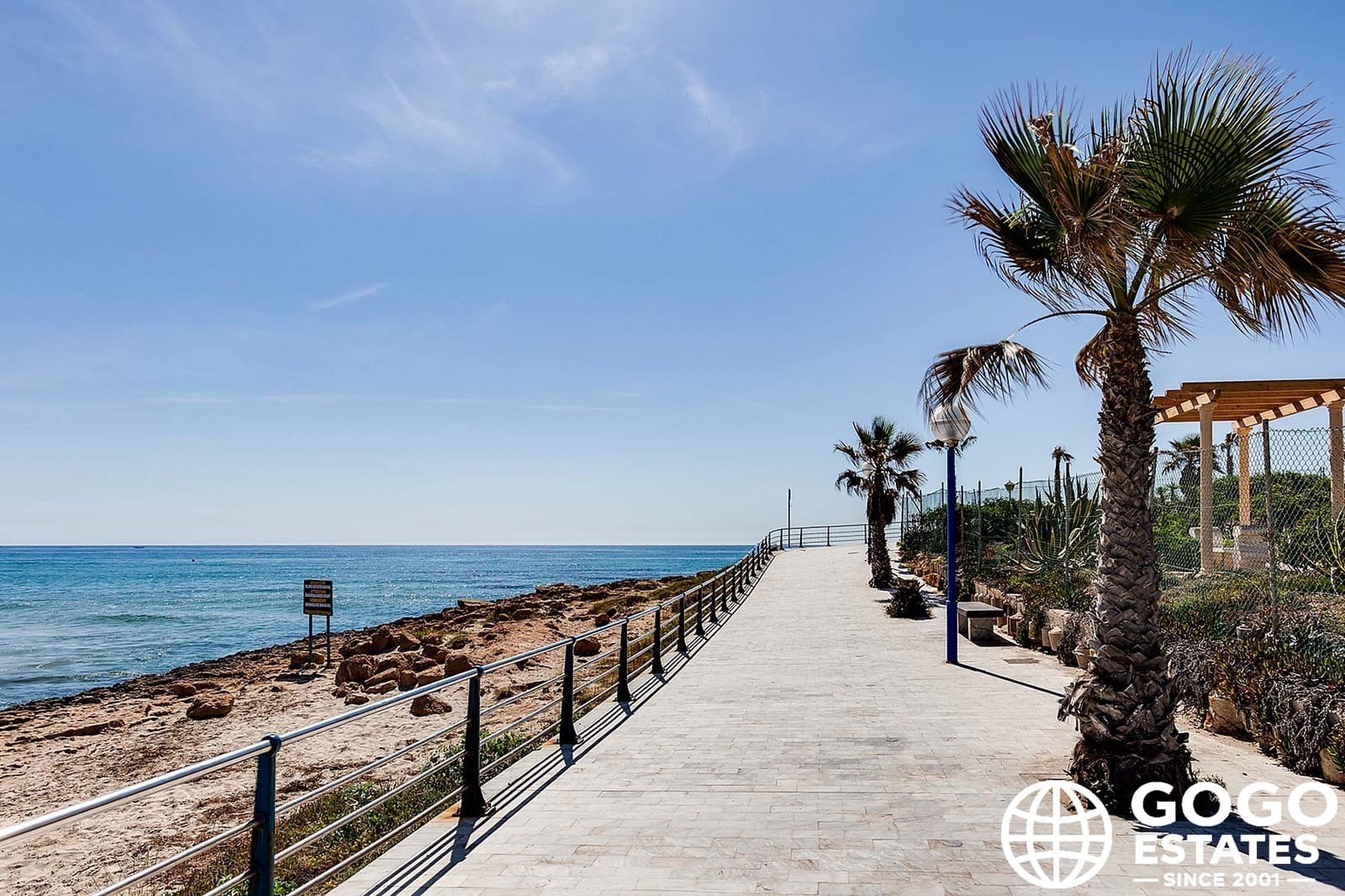 Chalet de 3 habitaciones en La Zenia en venta con piscina - 892.000 € (Ref: 10008691)