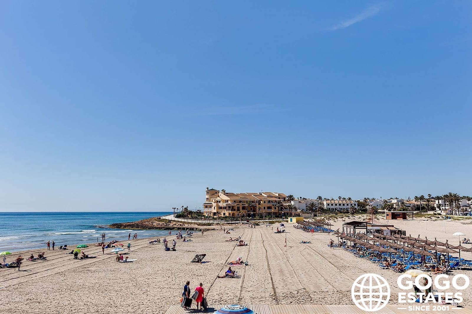Chalet de 3 habitaciones en La Zenia en venta con piscina - 892.000 € (Ref: 10008691)