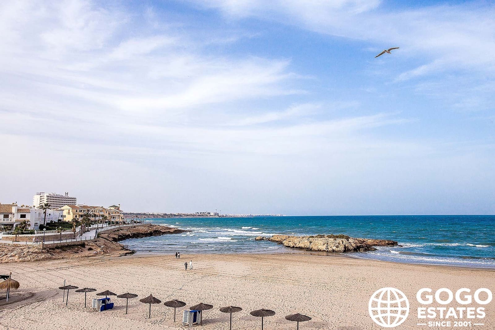 Chalet de 3 habitaciones en La Zenia en venta con piscina - 892.000 € (Ref: 10008691)