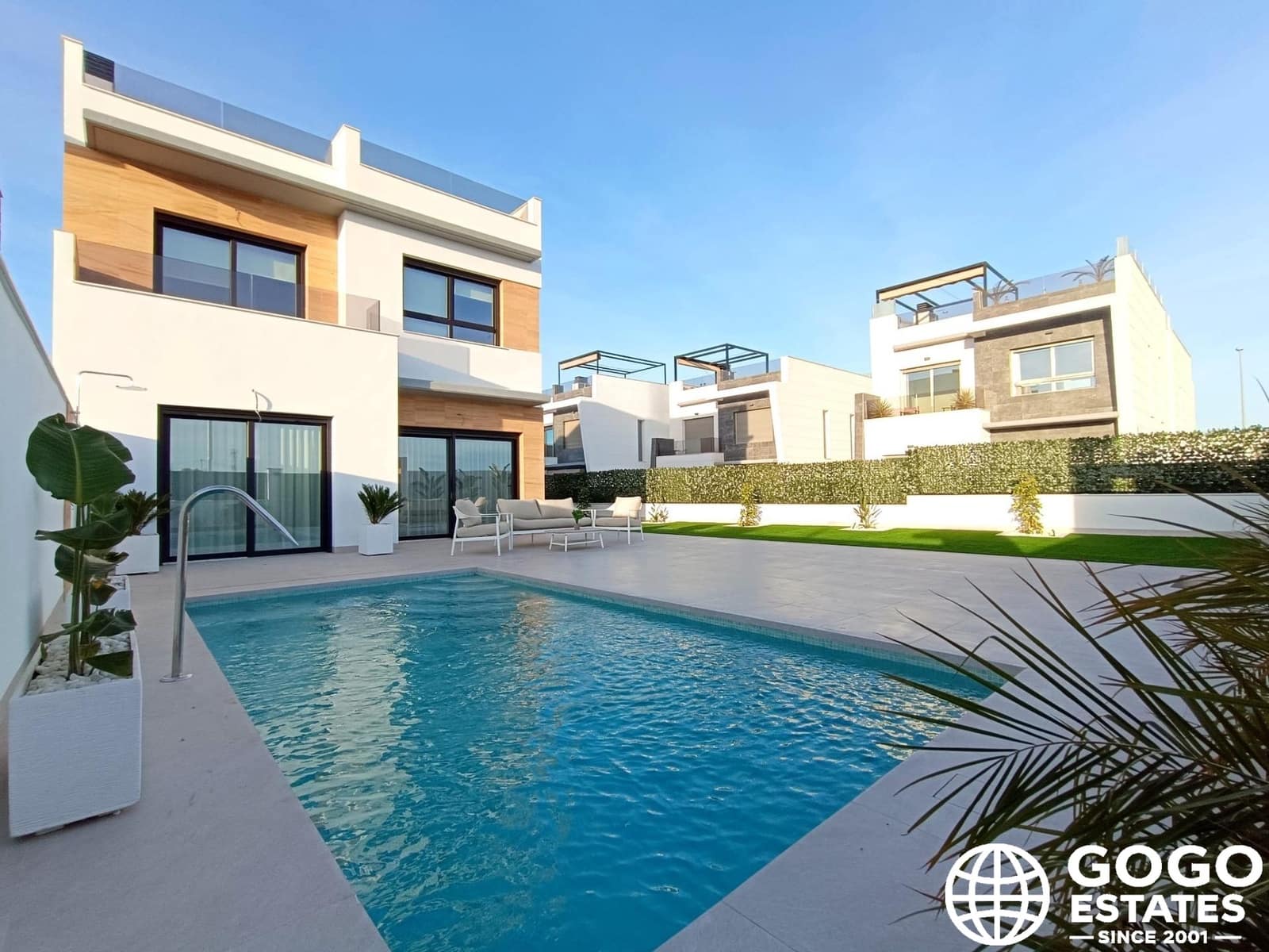 Chalet de 3 habitaciones en Benijófar en venta con piscina - 465.000 € (Ref: 10008694)