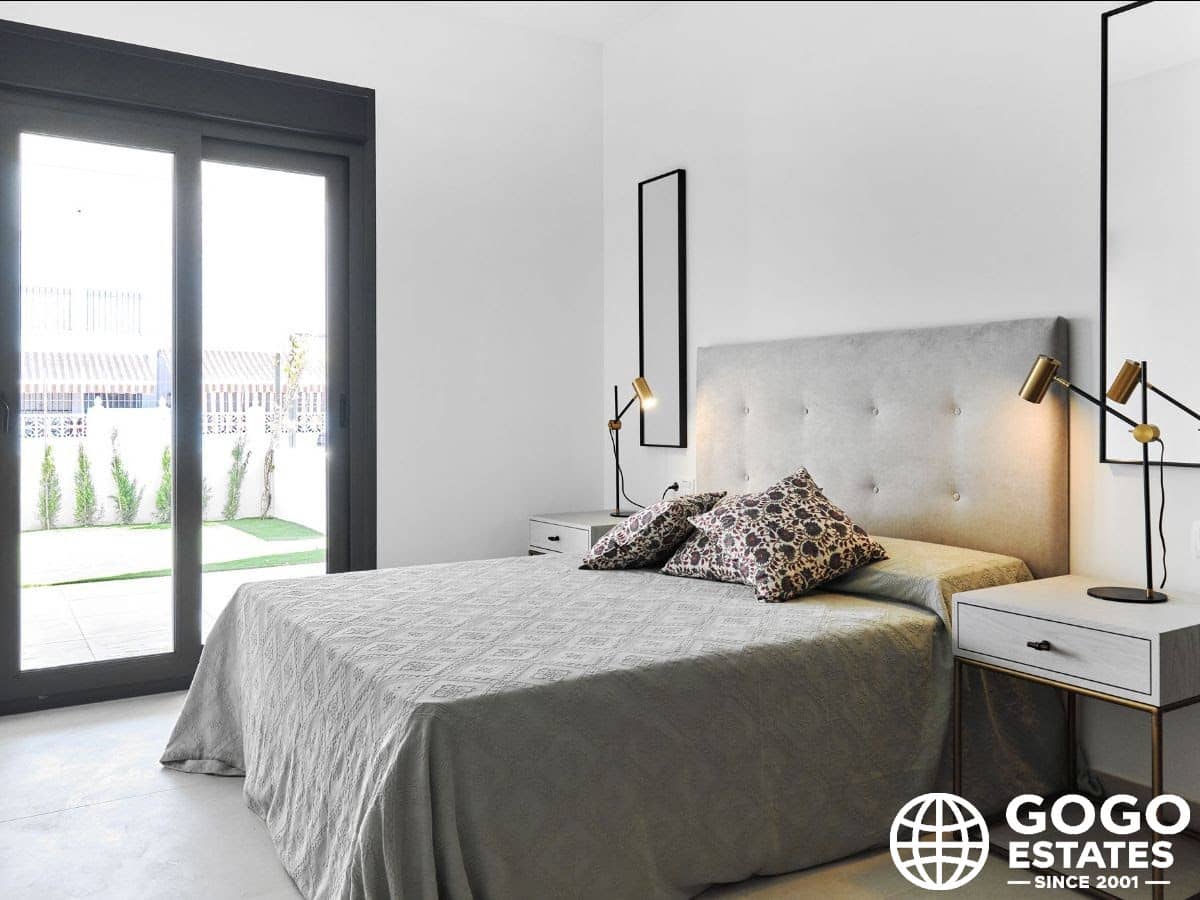 Bungalow de 2 habitaciones en Torrevieja en venta con piscina garaje - 380.000 € (Ref: 10164661)