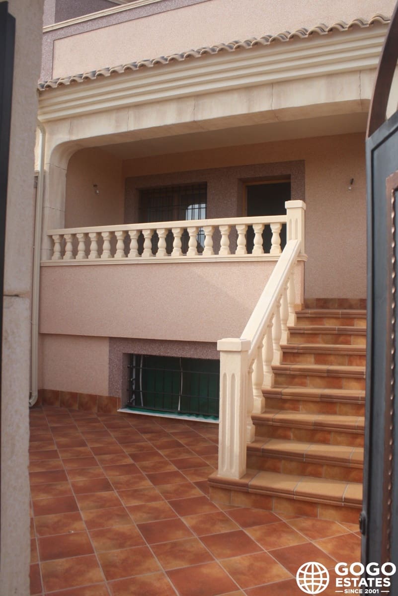 2 soverom Kjedet enebolig til salgs i Torrevieja med svømmebasseng garasje - € 330 000 (Ref: 9970912)