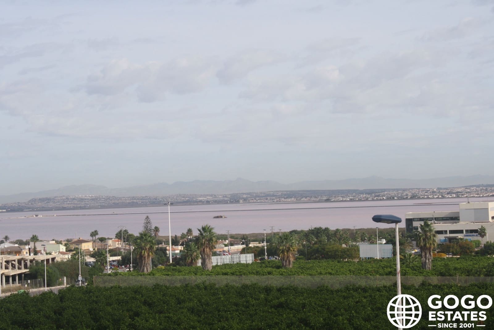 2 soverom Kjedet enebolig til salgs i Torrevieja med svømmebasseng garasje - € 330 000 (Ref: 9970912)