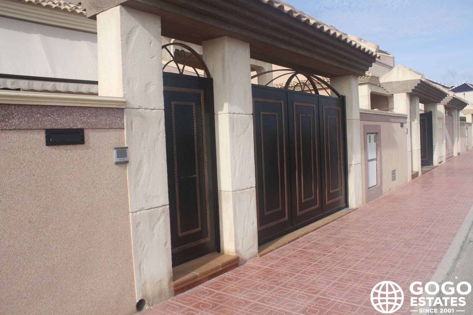 2 soverom Kjedet enebolig til salgs i Torrevieja med svømmebasseng garasje - € 330 000 (Ref: 9970912)