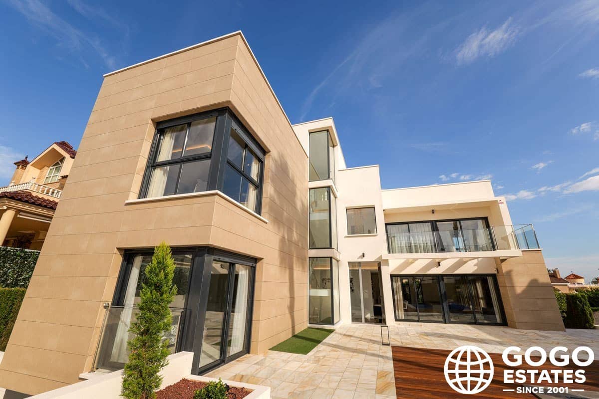 3 soverom Villa til salgs i Torrevieja med svømmebasseng garasje - € 1 630 000 (Ref: 9971311)