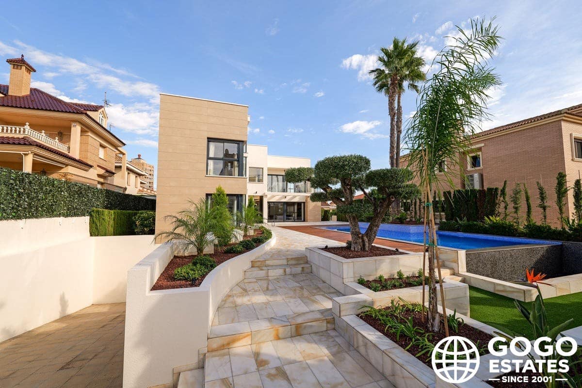 3 soverom Villa til salgs i Torrevieja med svømmebasseng garasje - € 1 630 000 (Ref: 9971311)
