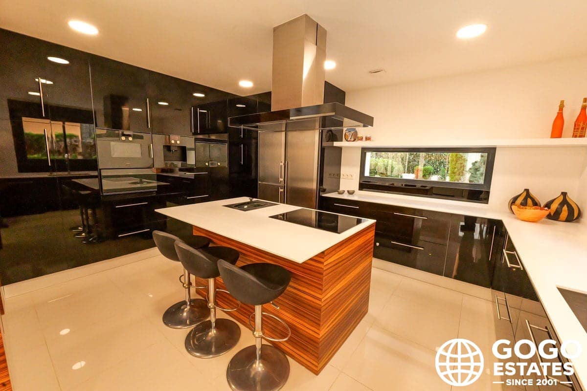 3 soverom Villa til salgs i Torrevieja med svømmebasseng garasje - € 1 630 000 (Ref: 9971311)