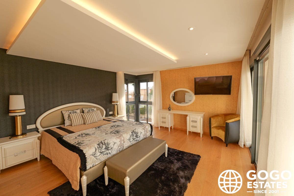 3 soverom Villa til salgs i Torrevieja med svømmebasseng garasje - € 1 630 000 (Ref: 9971311)