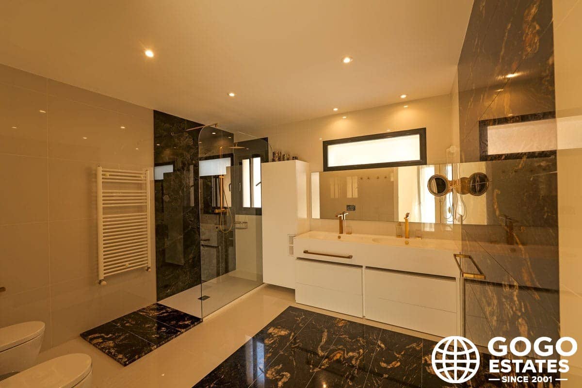 3 soverom Villa til salgs i Torrevieja med svømmebasseng garasje - € 1 630 000 (Ref: 9971311)