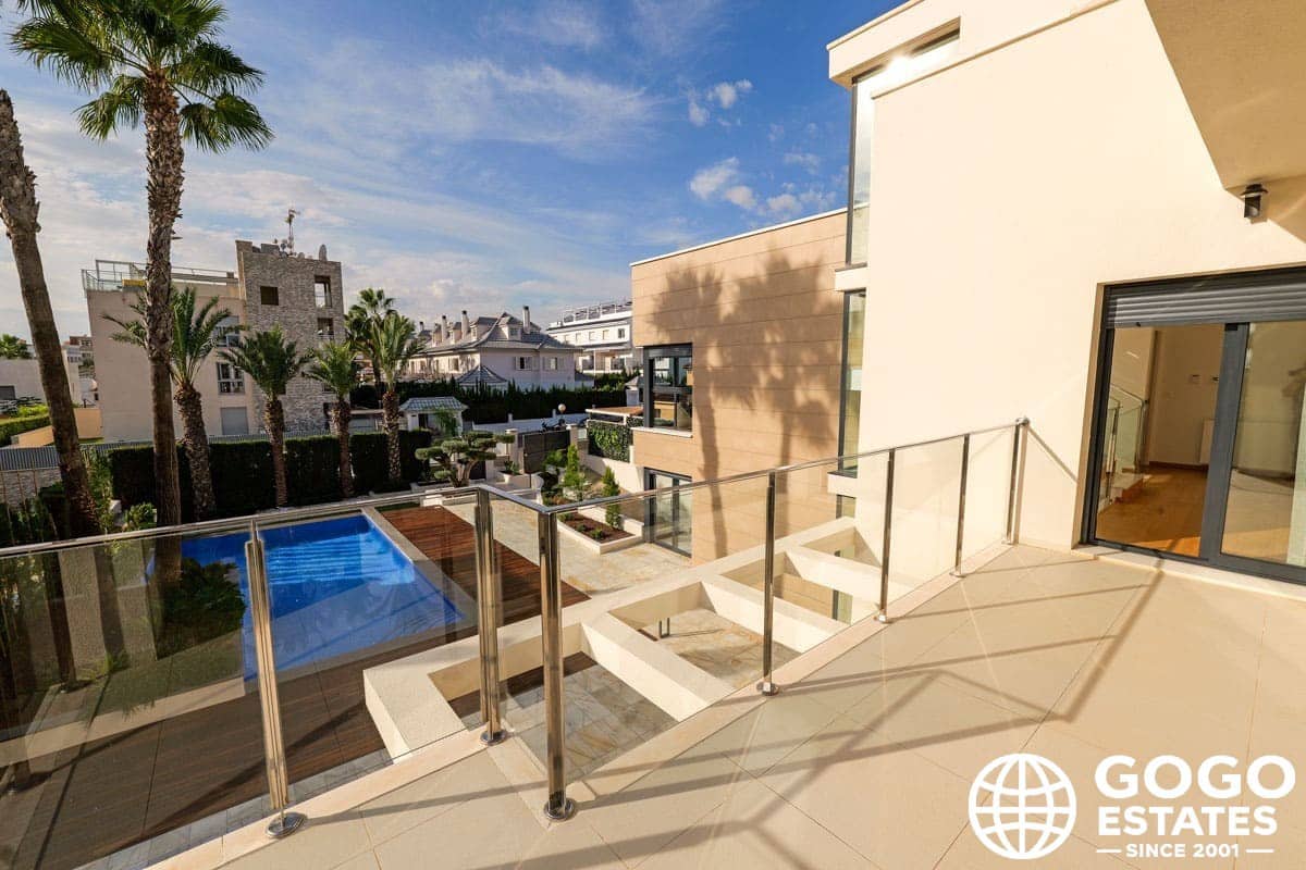 3 soverom Villa til salgs i Torrevieja med svømmebasseng garasje - € 1 630 000 (Ref: 9971311)