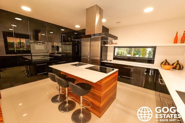 3 soveværelse Villa til salg i La Veleta, Torrevieja med swimmingpool garage - € 1.630.000 (Ref: 9971311)