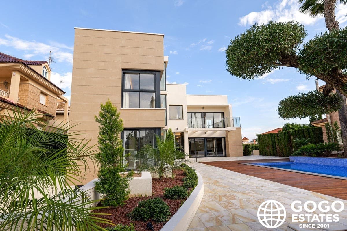 3 soverom Villa til salgs i Torrevieja med svømmebasseng garasje - € 1 630 000 (Ref: 9971311)