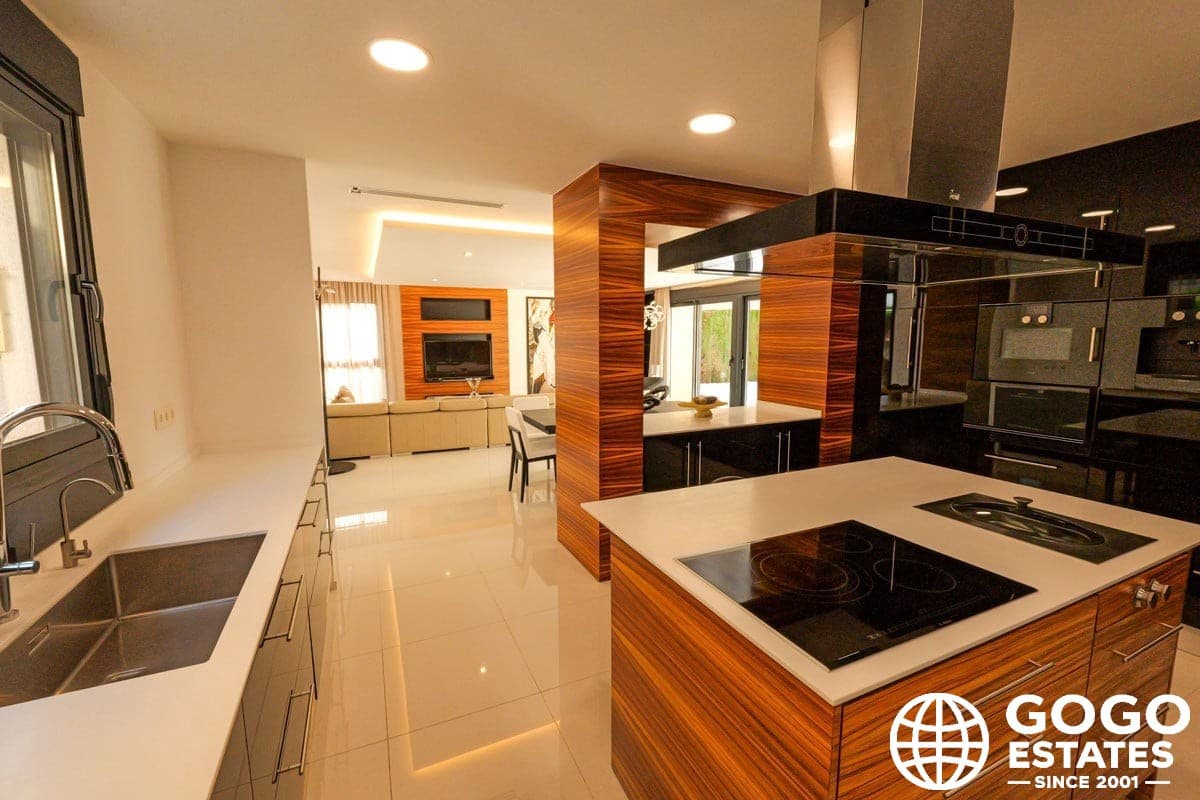 3 soverom Villa til salgs i Torrevieja med svømmebasseng garasje - € 1 630 000 (Ref: 9971311)