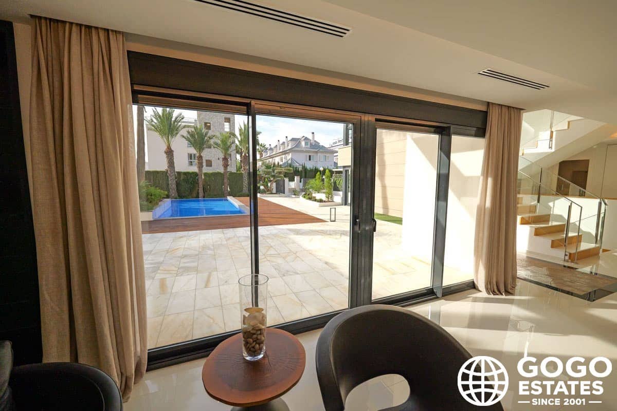 3 soverom Villa til salgs i Torrevieja med svømmebasseng garasje - € 1 630 000 (Ref: 9971311)