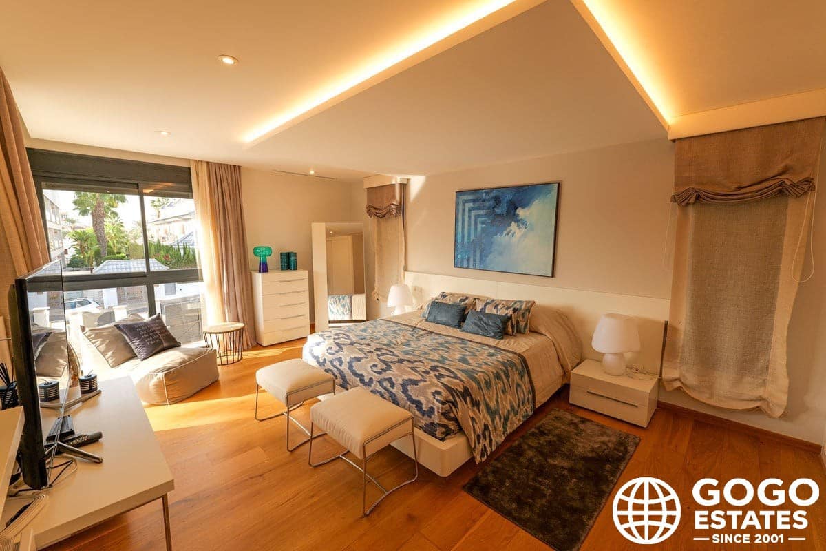 3 soverom Villa til salgs i Torrevieja med svømmebasseng garasje - € 1 630 000 (Ref: 9971311)