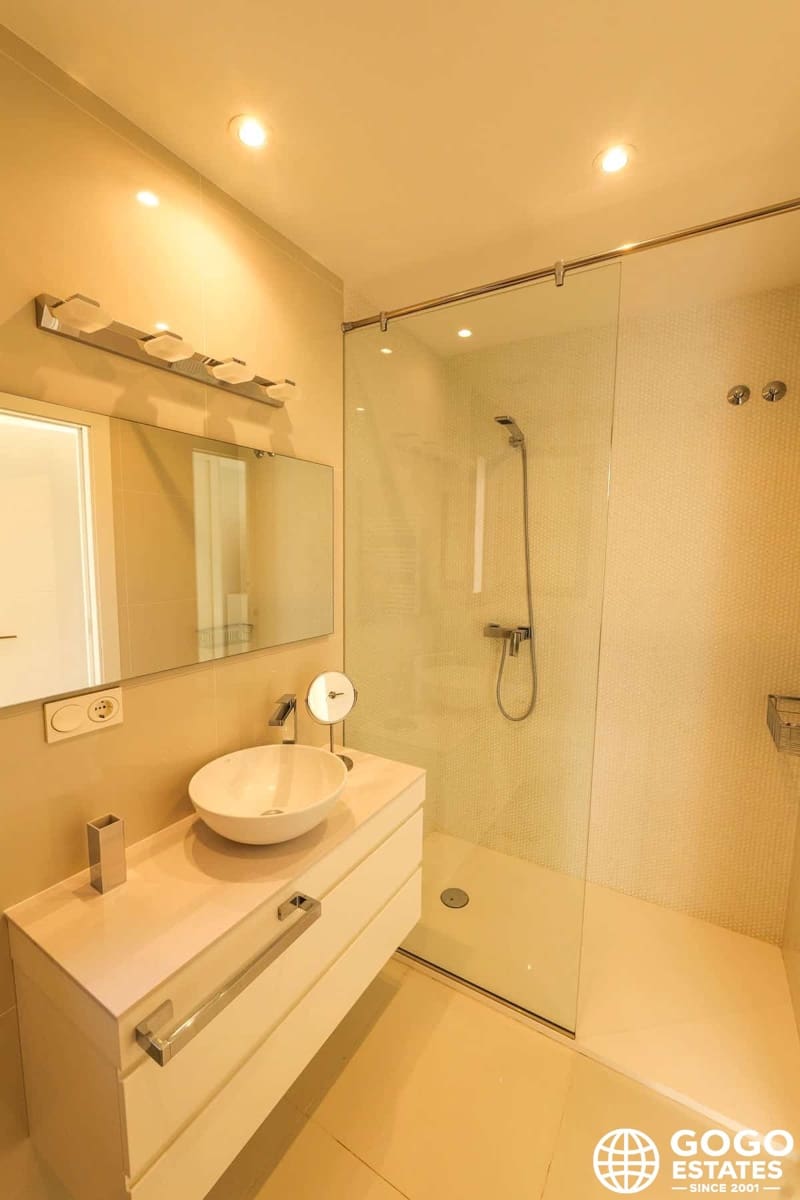 3 soverom Villa til salgs i Torrevieja med svømmebasseng garasje - € 1 630 000 (Ref: 9971311)