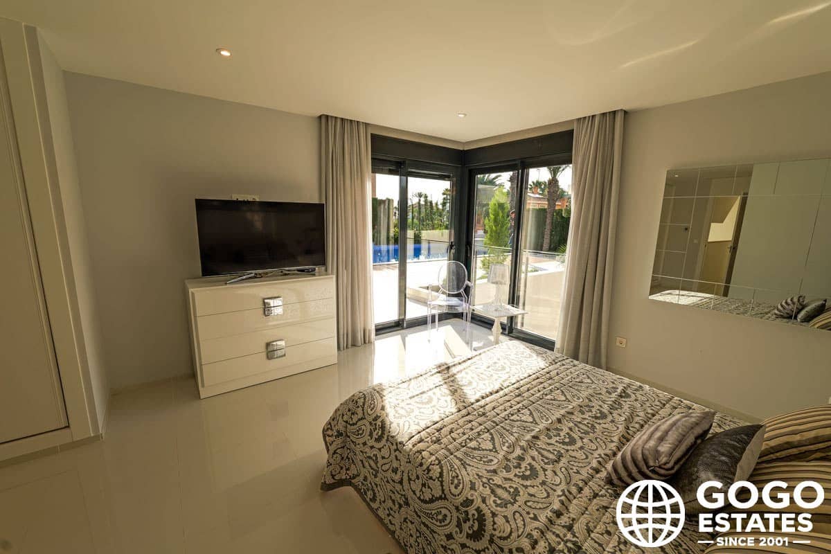 3 soverom Villa til salgs i Torrevieja med svømmebasseng garasje - € 1 630 000 (Ref: 9971311)