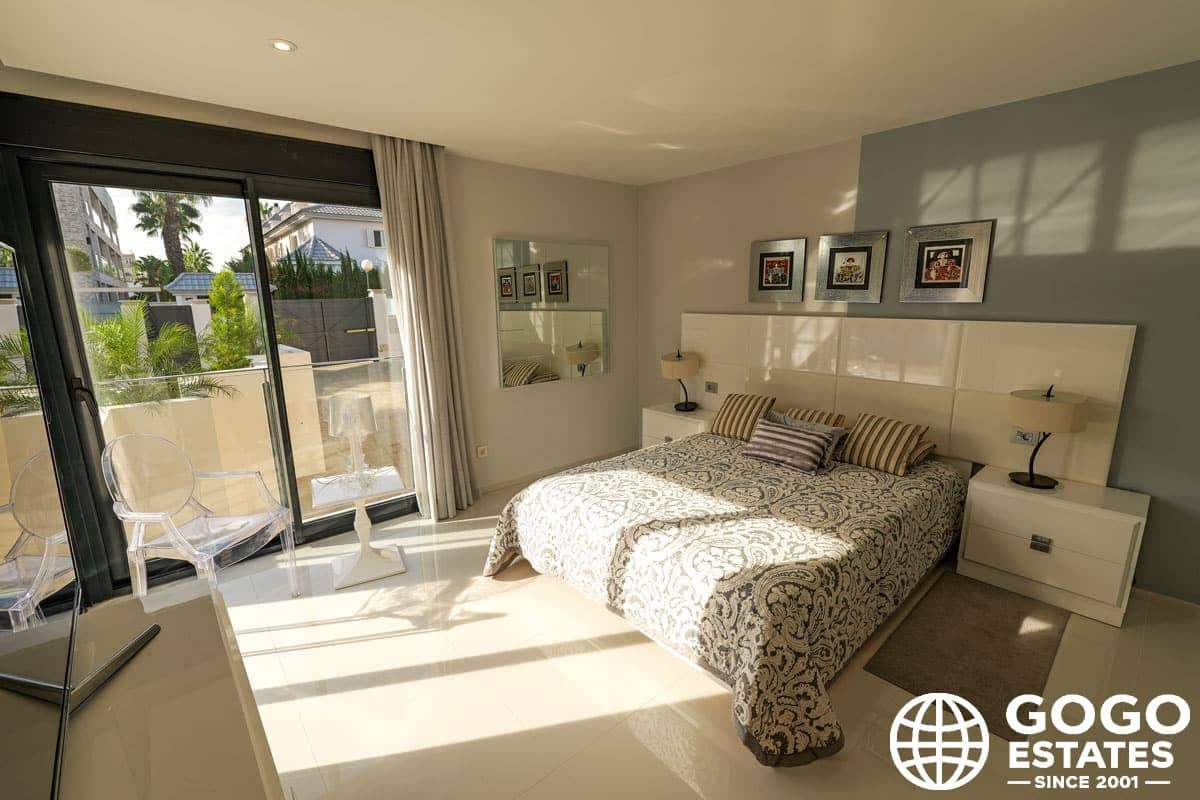 3 soverom Villa til salgs i Torrevieja med svømmebasseng garasje - € 1 630 000 (Ref: 9971311)