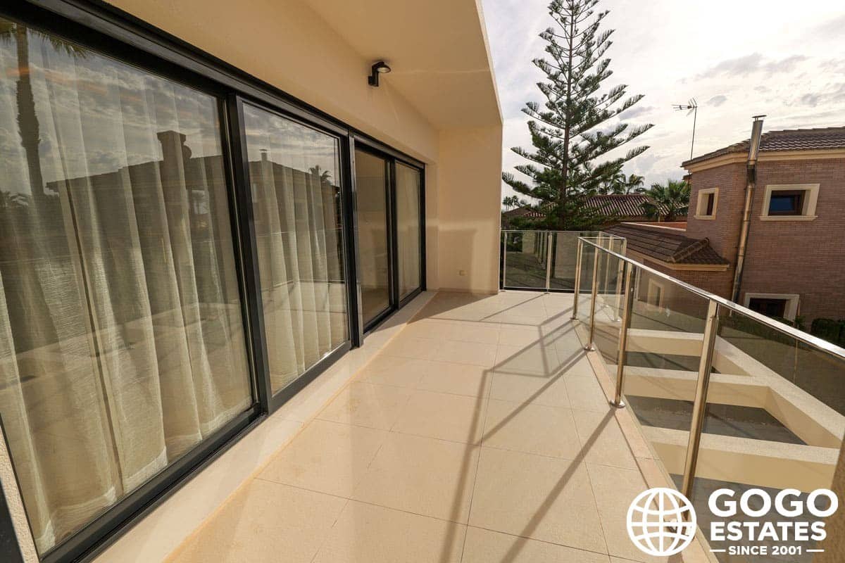 3 soverom Villa til salgs i Torrevieja med svømmebasseng garasje - € 1 630 000 (Ref: 9971311)