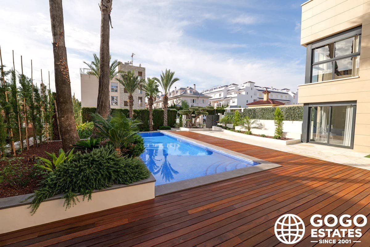 3 soverom Villa til salgs i Torrevieja med svømmebasseng garasje - € 1 630 000 (Ref: 9971311)