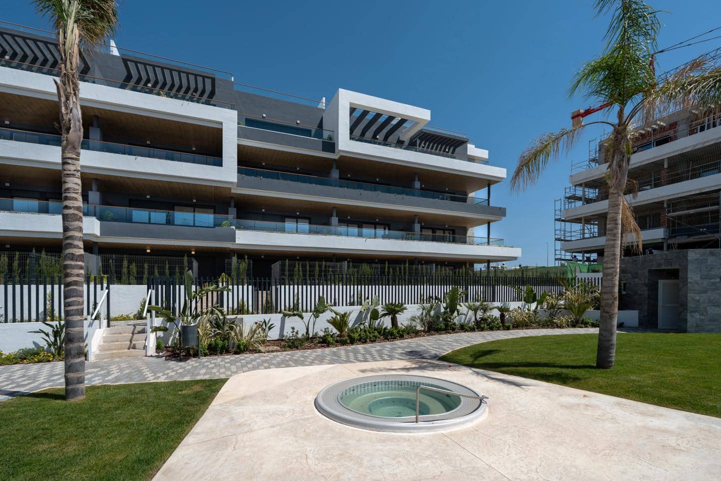 2 makuuhuone Asunto myytävänä paikassa Torrevieja mukana uima-altaan 
autotalli - 327 000 € (Ref: 10077295)