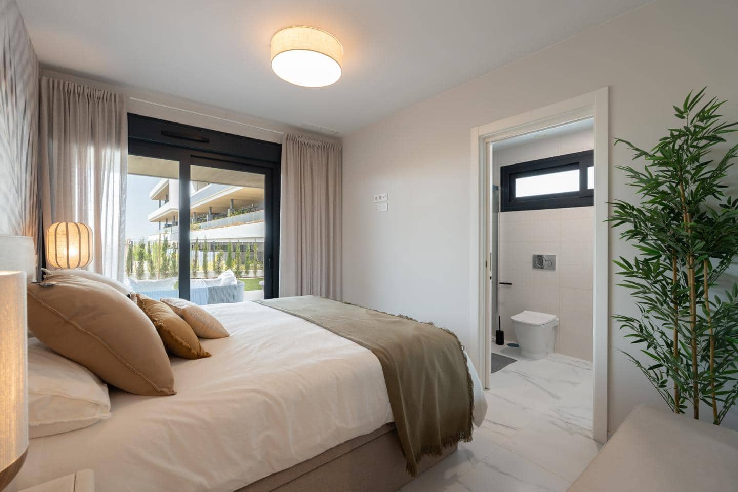Piso de 3 habitaciones en Torrevieja en venta con piscina garaje - 384.000 € (Ref: 10135090)