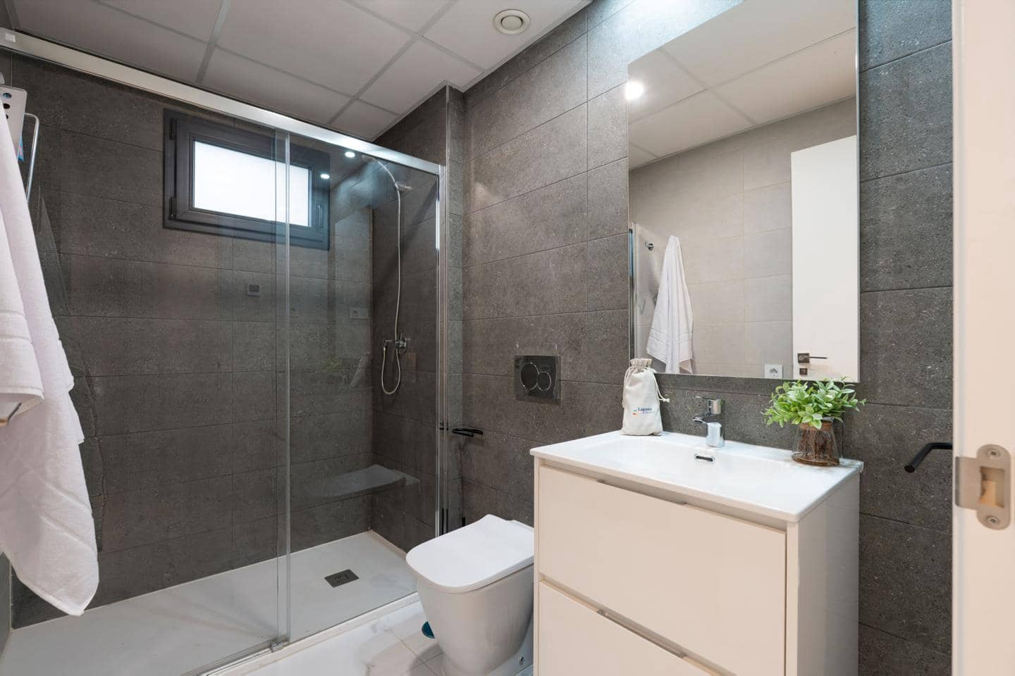 Piso de 3 habitaciones en Torrevieja en venta con piscina garaje - 384.000 € (Ref: 10135090)