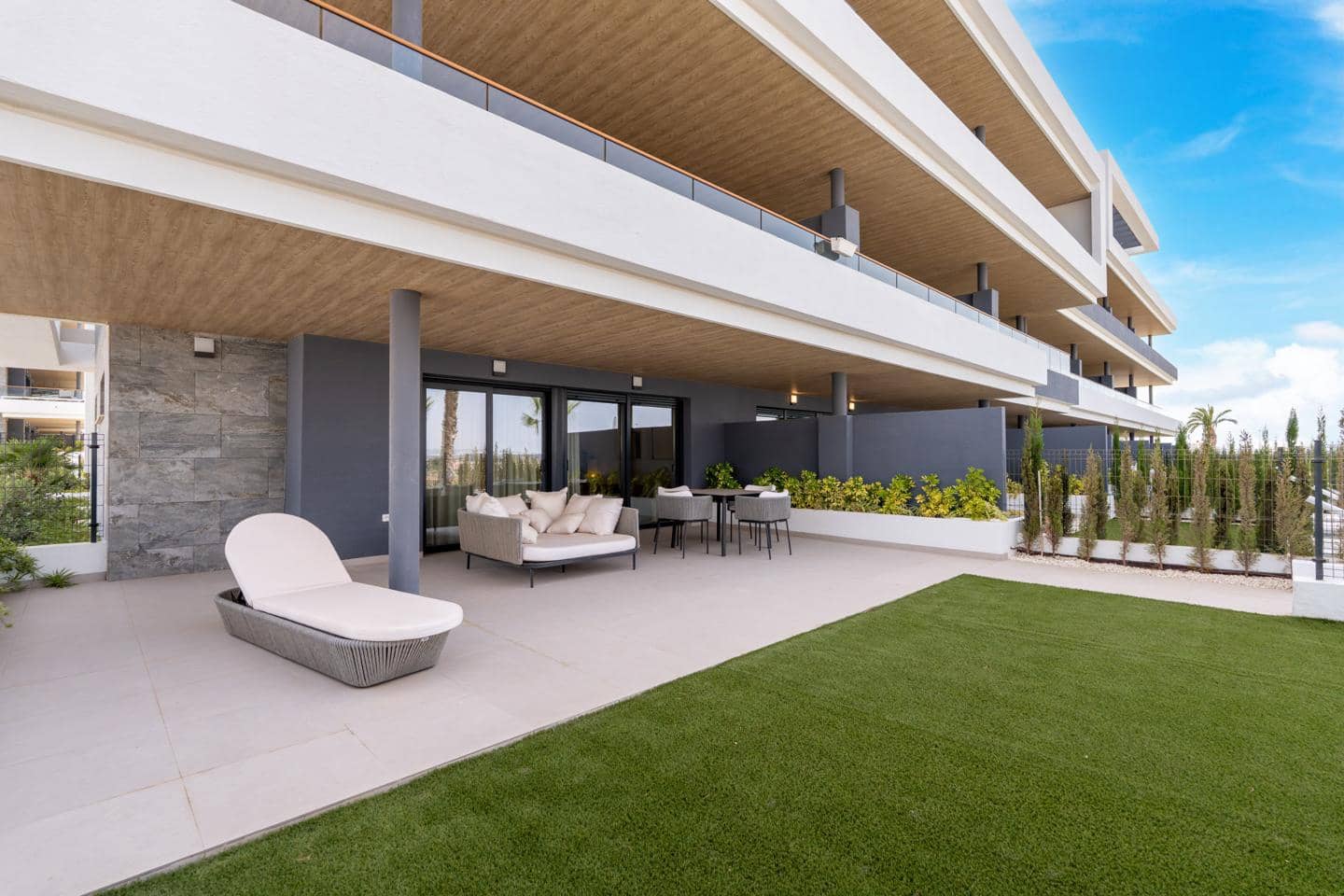 Piso de 3 habitaciones en Torrevieja en venta con piscina garaje - 384.000 € (Ref: 10135090)