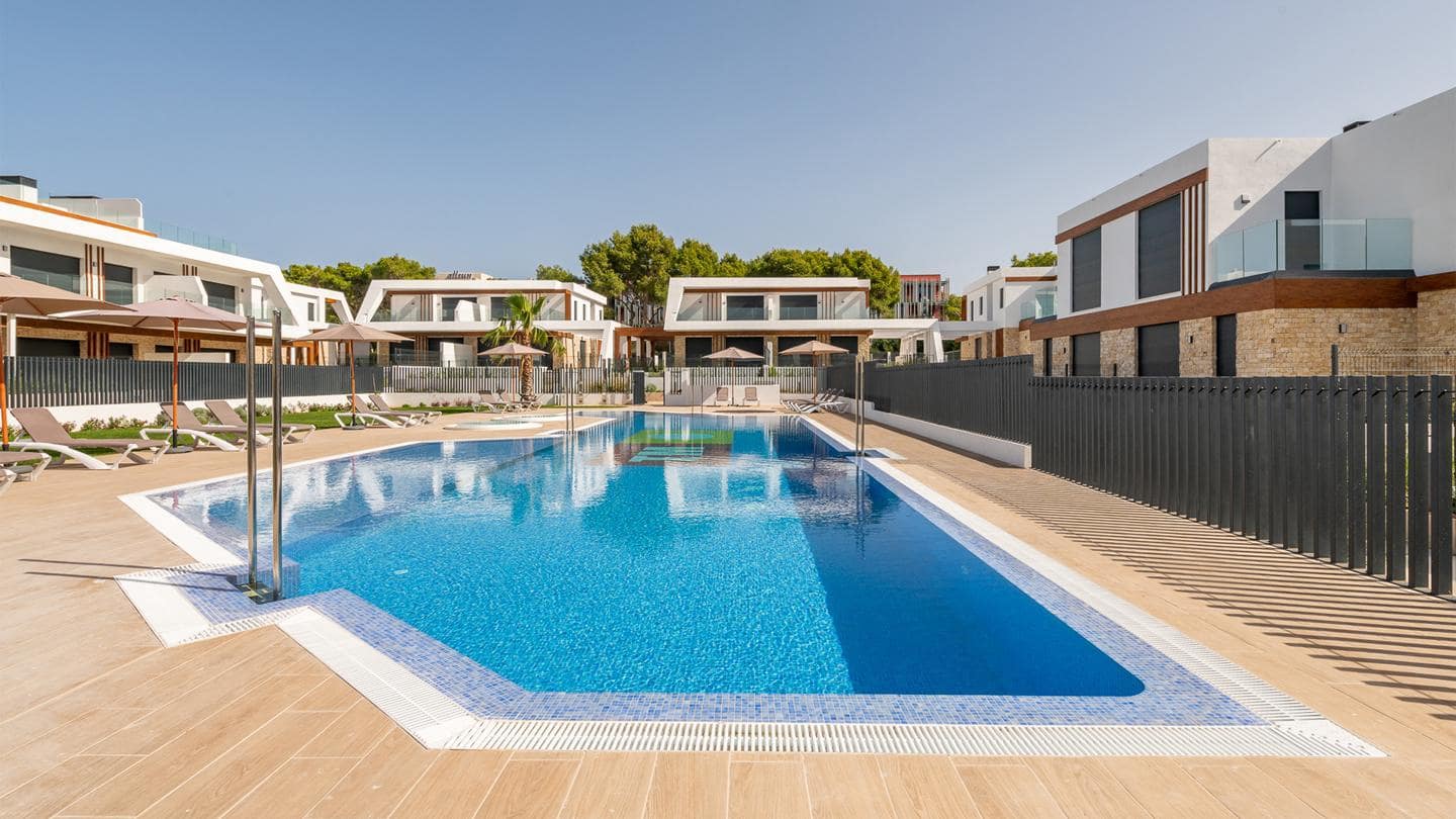 3 bedroom Flat for sale in Cala Ratjada with pool garage - € 877,000 (Ref: 9929879)