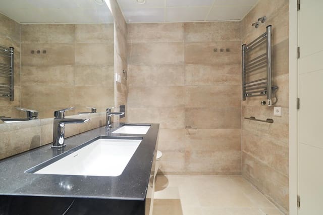 2 soverom Leilighet til salgs i Las Gaviotas  - Carvajal, Fuengirola med svømmebasseng garasje - € 881 000 (Ref: 9929881)