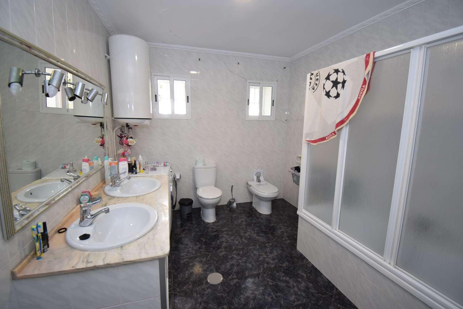 6 soveværelse Finca/Landehus til salg i Montefrio med swimmingpool - € 649.000 (Ref: 7857976)