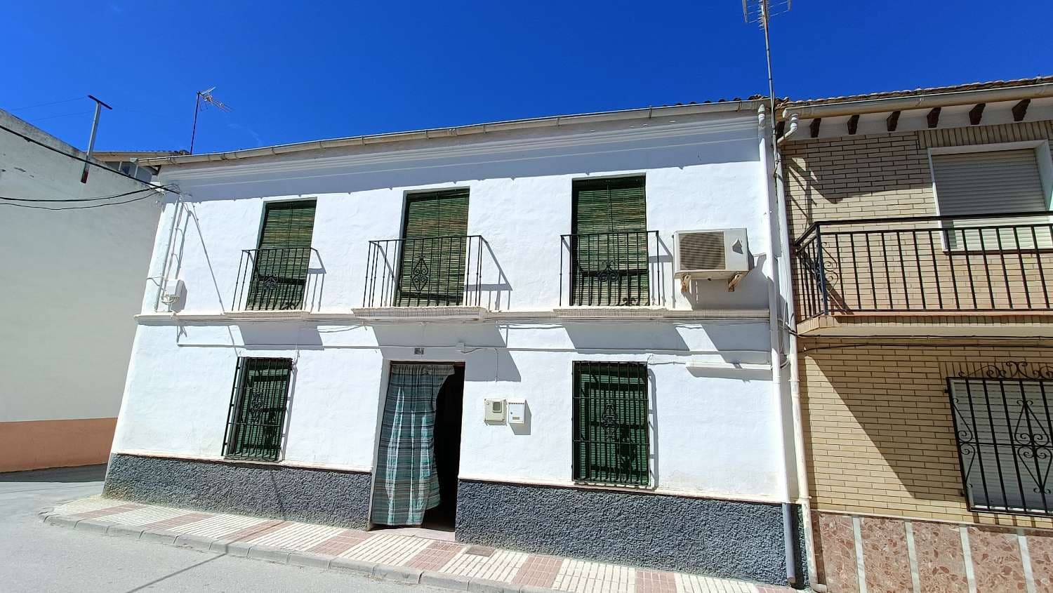 5 soveværelse Byhus til salg i Cacin - € 80.000 (Ref: 8295295)