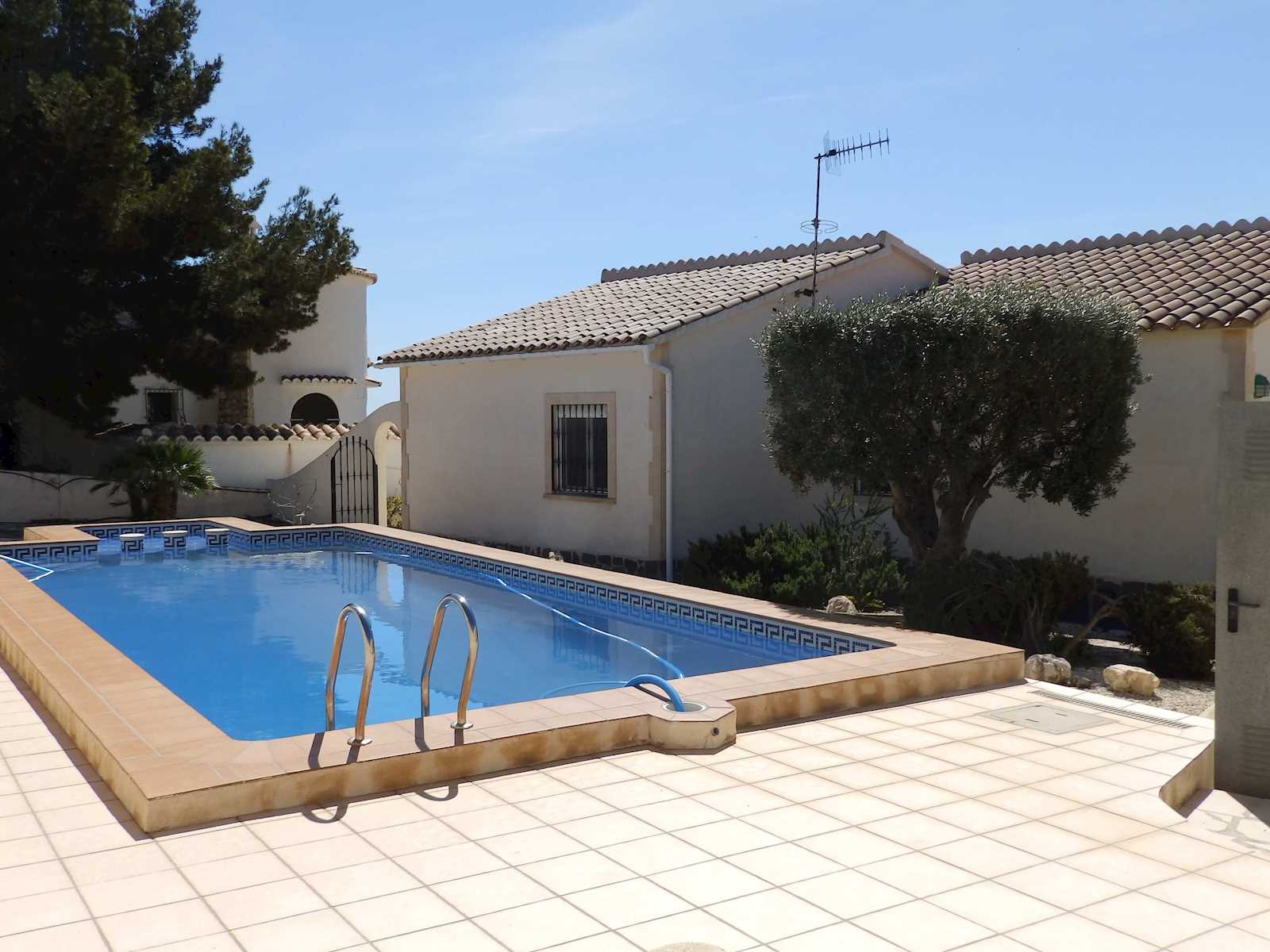 5 Zimmer Villa zu verkaufen in Cumbre del Sol mit Pool Garage - 360.000 € (Ref: 3486449)