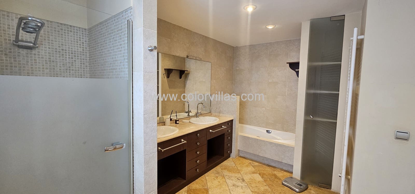 6 bedroom Villa for rent in Pedreguer with pool garage - € 3,700 (Ref: 3486502)