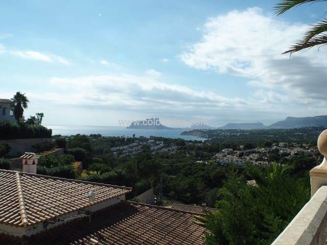 4 bedroom Villa for sale in Moraira, Teulada-Moraira with garage - € 1,350,000 (Ref: 9414670)