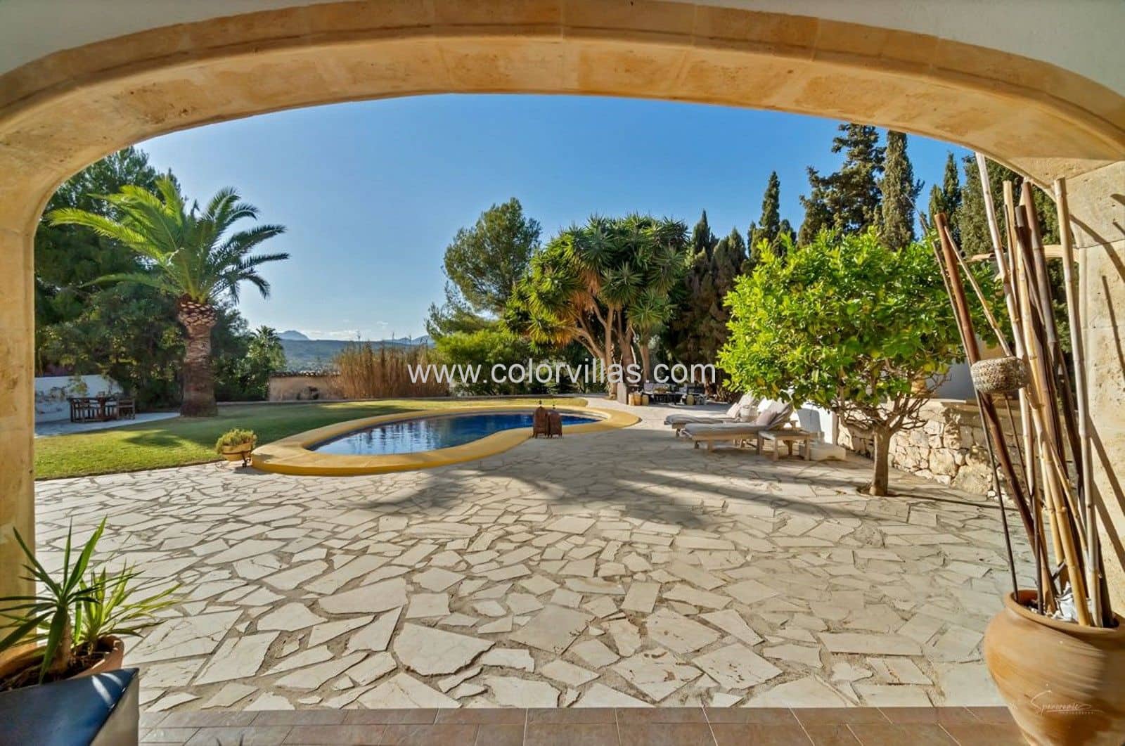6 bedroom Villa for sale in Teulada with garage - € 895,000 (Ref: 9414703)