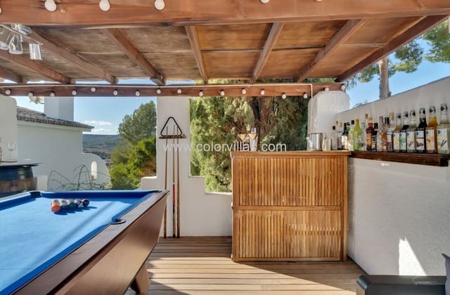 6 bedroom Villa for sale in Teulada Pueblo, Teulada-Moraira with garage - € 895,000 (Ref: 9414703)