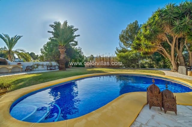 6 bedroom Villa for sale in Teulada Pueblo, Teulada-Moraira with garage - € 895,000 (Ref: 9414703)