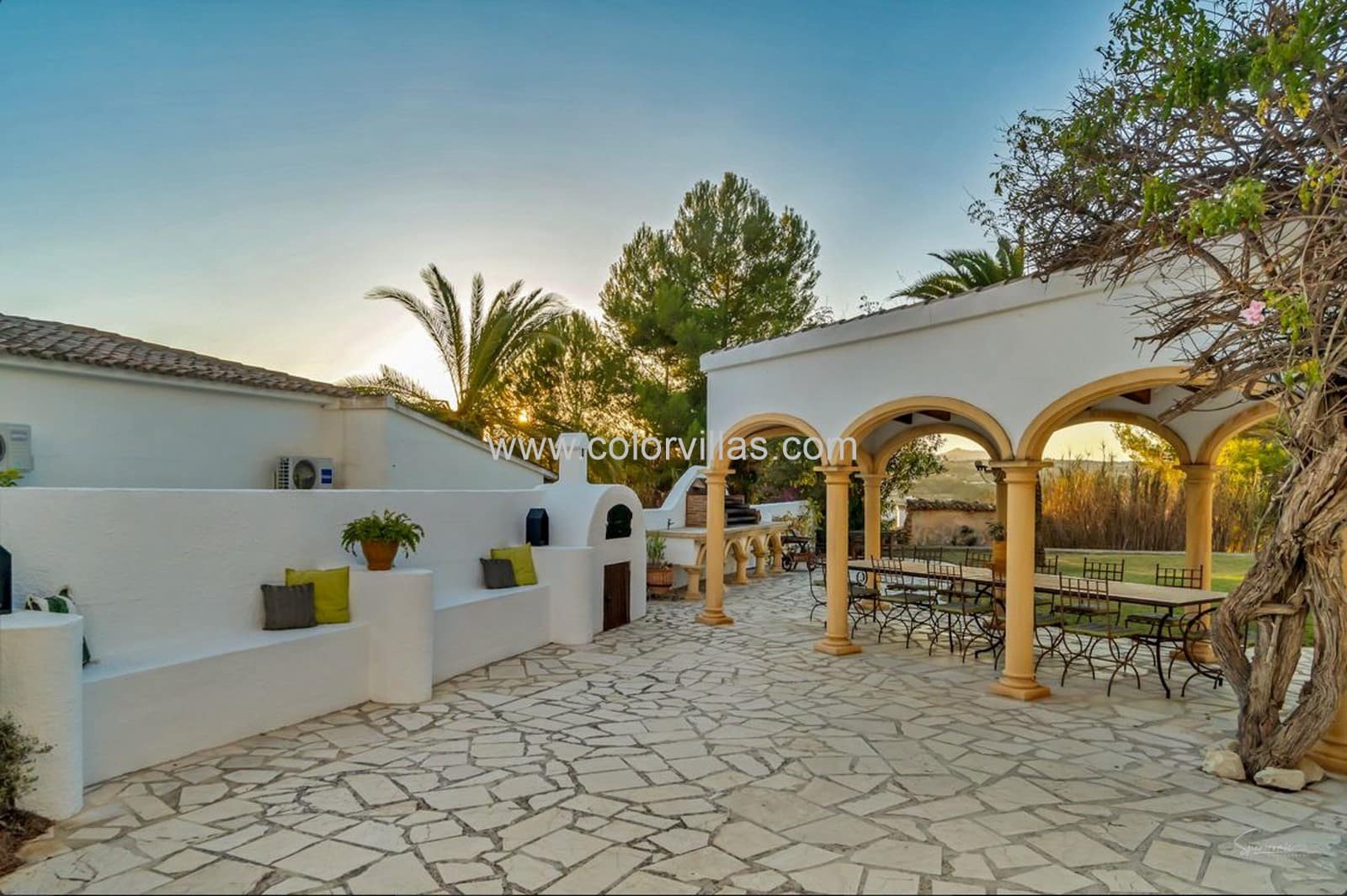 6 bedroom Villa for sale in Teulada with garage - € 895,000 (Ref: 9414703)