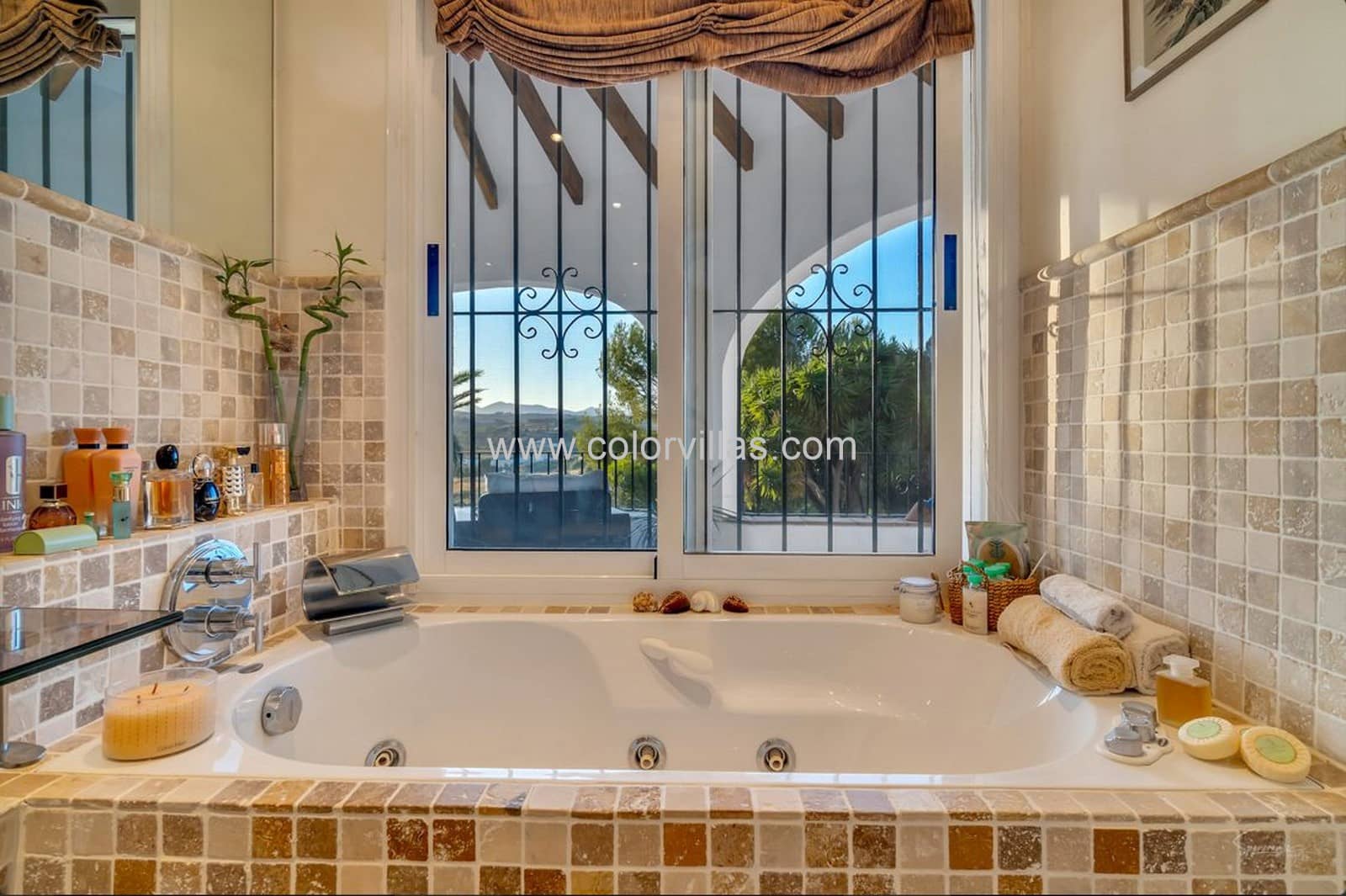 6 bedroom Villa for sale in Teulada with garage - € 895,000 (Ref: 9414703)