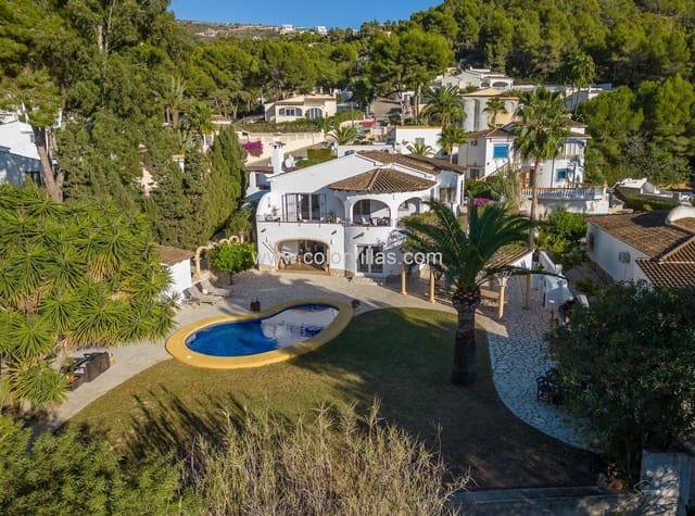 6 bedroom Villa for sale in Teulada Pueblo, Teulada-Moraira with garage - € 895,000 (Ref: 9414703)