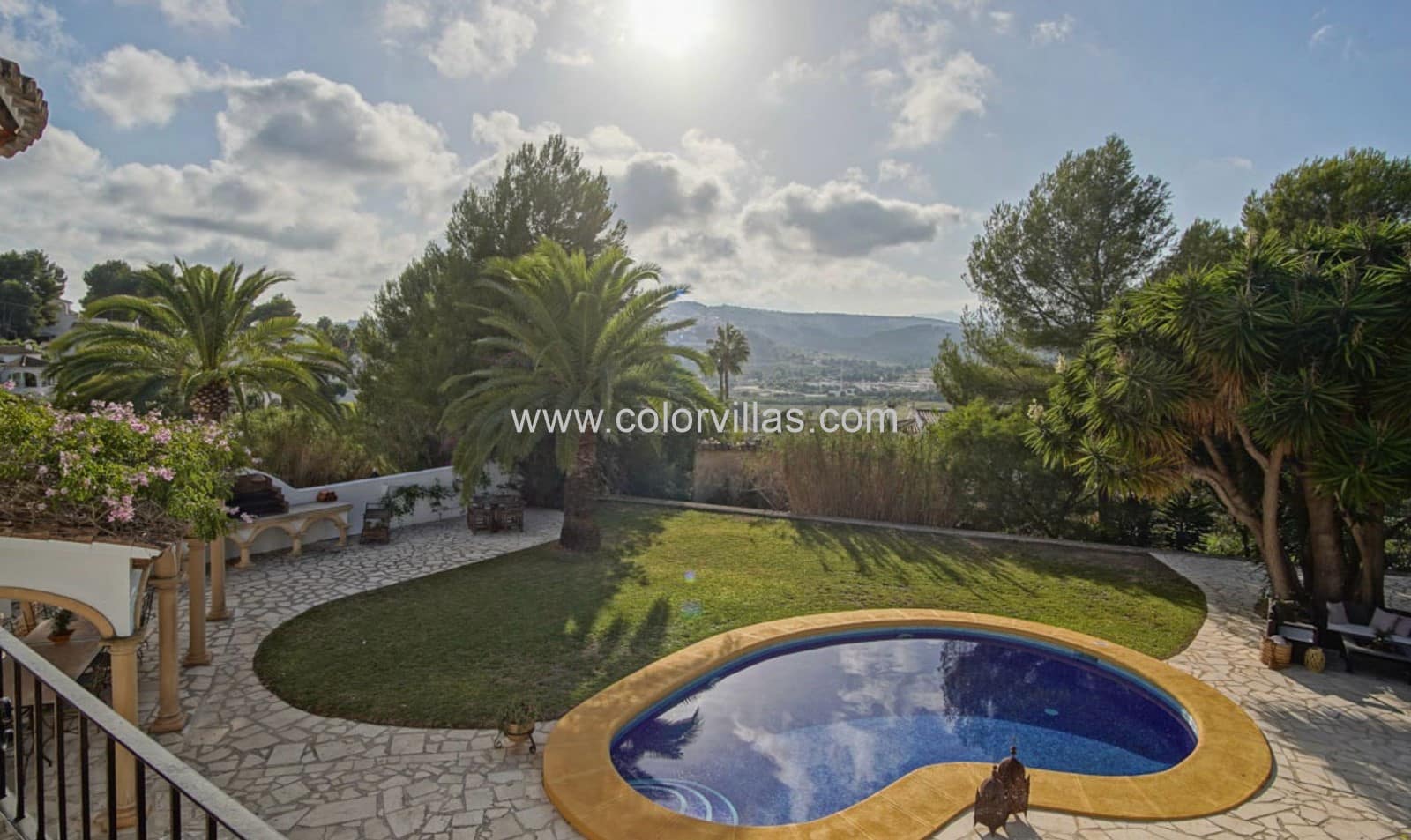 6 bedroom Villa for sale in Teulada with garage - € 895,000 (Ref: 9414703)
