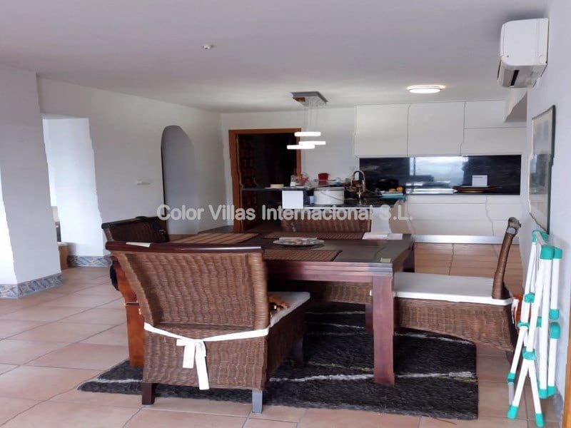 4 makuuhuone Huvila myytävänä paikassa Calpe / Calp mukana 
autotalli - 1 500 000 € (Ref: 9414752)