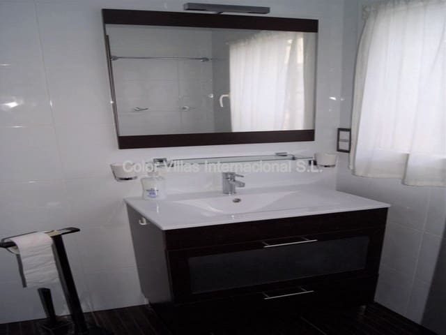 4 makuuhuone Huvila myytävänä paikassa Calpe / Calp mukana 
autotalli - 1 500 000 € (Ref: 9414752)