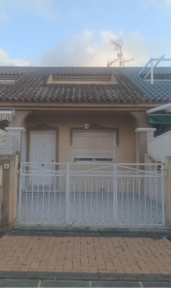 5 slaapkamer Rijtjeshuis te koop in Los Alcazares met zwembad - € 149.900 (Ref: 10183118)