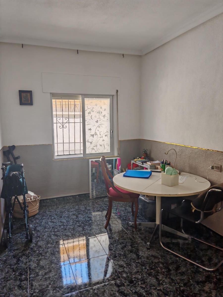 4 bedroom Villa for sale in Los Alcazares with pool - € 159,900 (Ref: 8982594)