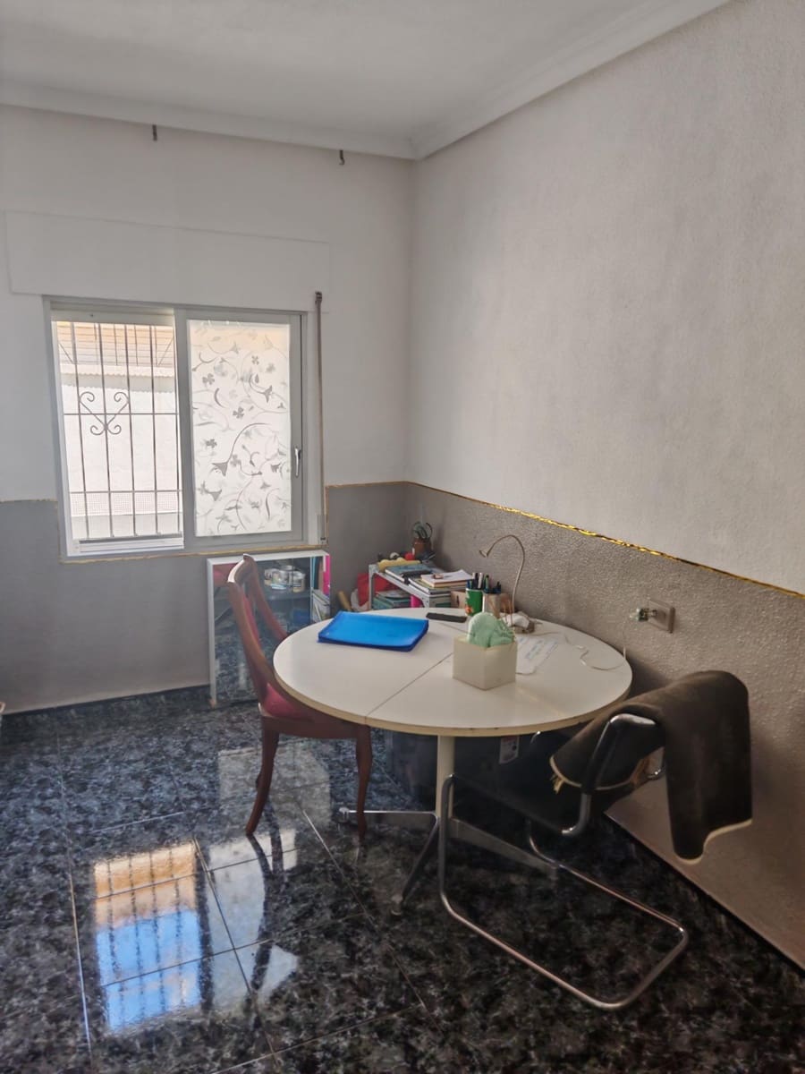 4 bedroom Villa for sale in Los Alcazares with pool - € 159,900 (Ref: 8982594)