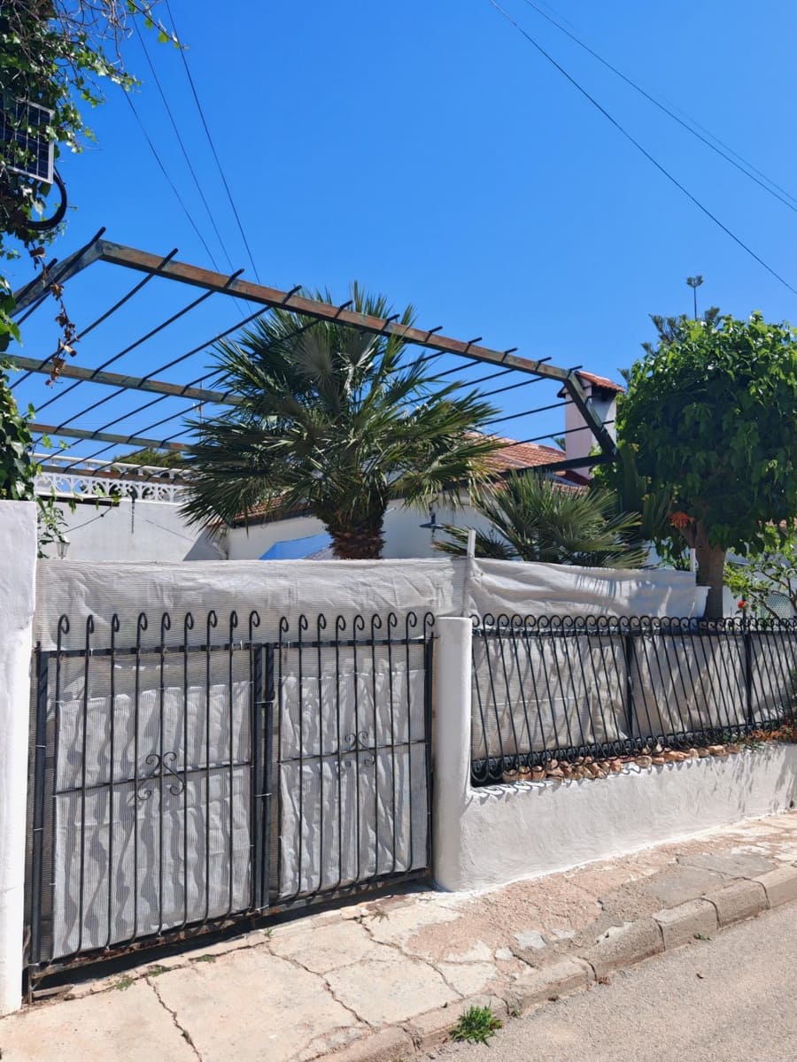 4 bedroom Villa for sale in Los Alcazares with pool - € 159,900 (Ref: 8982594)