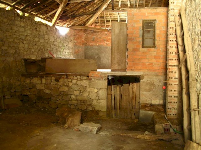 4 bedroom Finca/Country House for sale in Pantón - € 36,000 (Ref: 2697983)